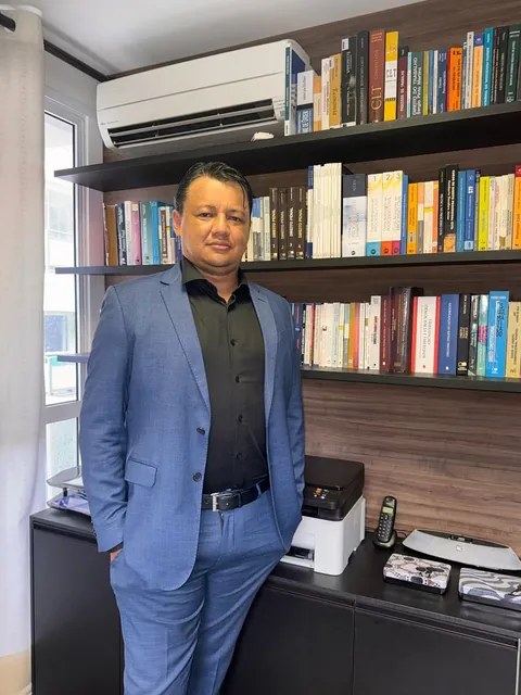 Dr. Joseval Marques Paes no escritório